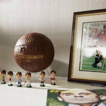 แมริออท บอนวอย ร่วมกับ แมนเชสเตอร์ ยูไนเต็ด เชิญชวนแฟนพันธุ์แท้แมนยูสัมผัสประสบการณ์ความประทับใจครั้งหนึ่งในชีวิตกับ “The Captain’s Suite” ห้องพักที่ได้แรงบันดาลใจจากผู้ฝึกสอนและนักเตะระดับตำนานอย่างแกรี เนวิลล์