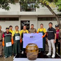 ตำรวจส สภ.สมุทรสงคราม เรียนรู้หมักปลาหมอคางดำเป็น “น้ำปลา” เปลี่ยนปัญหาสู่ผลิตภัณฑ์คู่ครัว