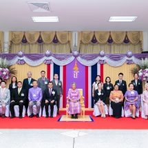 สมเด็จพระกนิษฐาธิราชเจ้า กรมสมเด็จพระเทพรัตนราชสุดาฯ สยามบรมราชกุมารีให้ บริษัทบริหารสินทรัพย์ กรุงเทพพาณิชย์ จำกัด (มหาชน) เข้ารับพระราชทานของที่ระลึกผู้บริจาคเงินกองทุนห้องผ่าตัดศิริราช