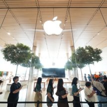 iPhone 17 ถึงมือแล้ว! ลูกค้าแห่รับเครื่องวันแรกคิวแน่น Apple Store ICONSIAM