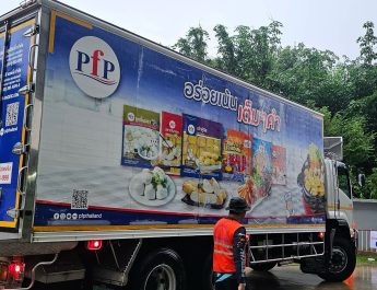 PFP ฝ่ากระแสน้ำเชี่ยว ลำเลียงวัตถุดิบและถังยังชีพช่วยผู้ประสบภัยน้ำท่วมหาดใหญ่อย่างเร่งด่วน